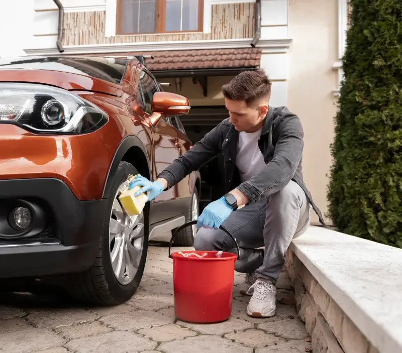 Lavage auto à domicile Gilles : professionnel intervenant sur un véhicule